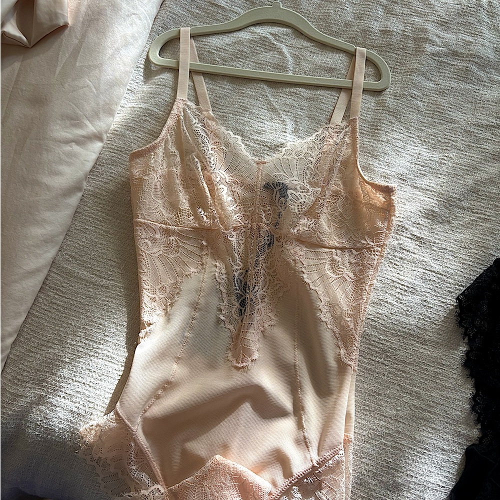 Pinsy Smoothing Lace Shapesuit